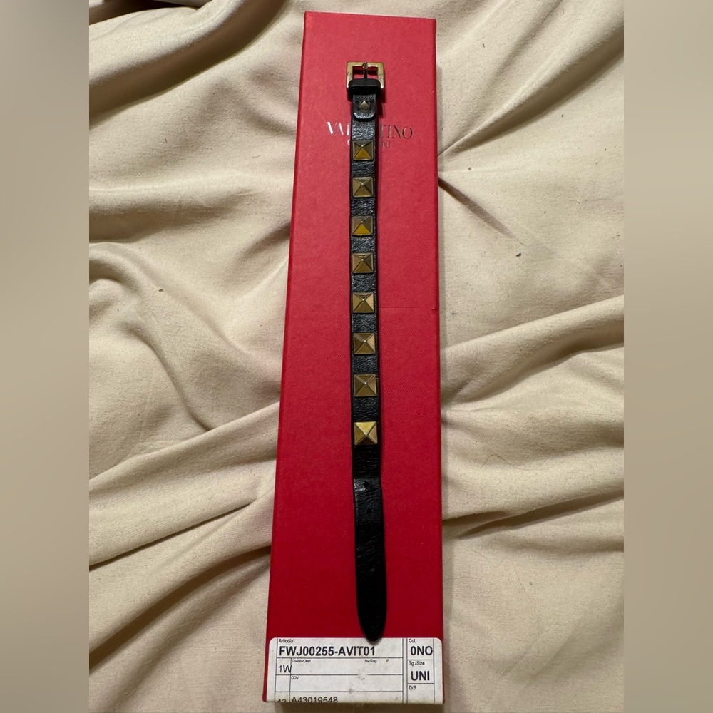 Valentino Garavani Rockstud bracelet in black calfskin